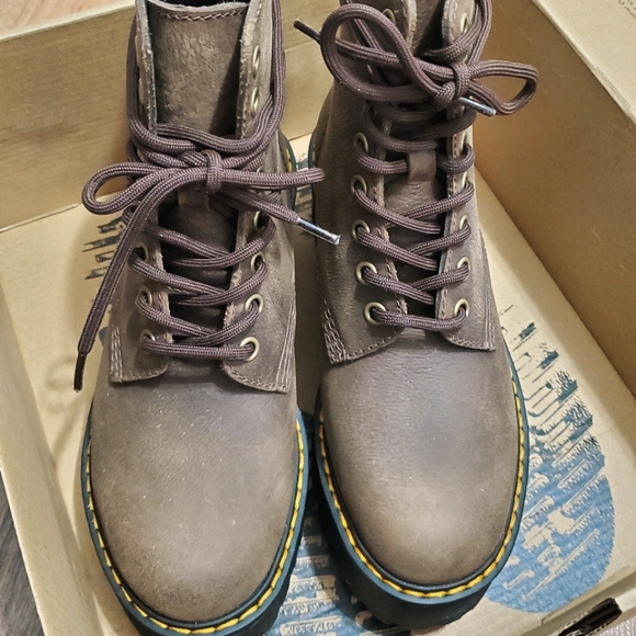 DR. MARTENS SHRIVER HI IN DARK BROWN - Picture 1 of 3